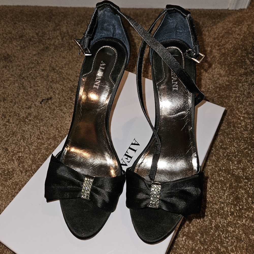 Satin bow heel